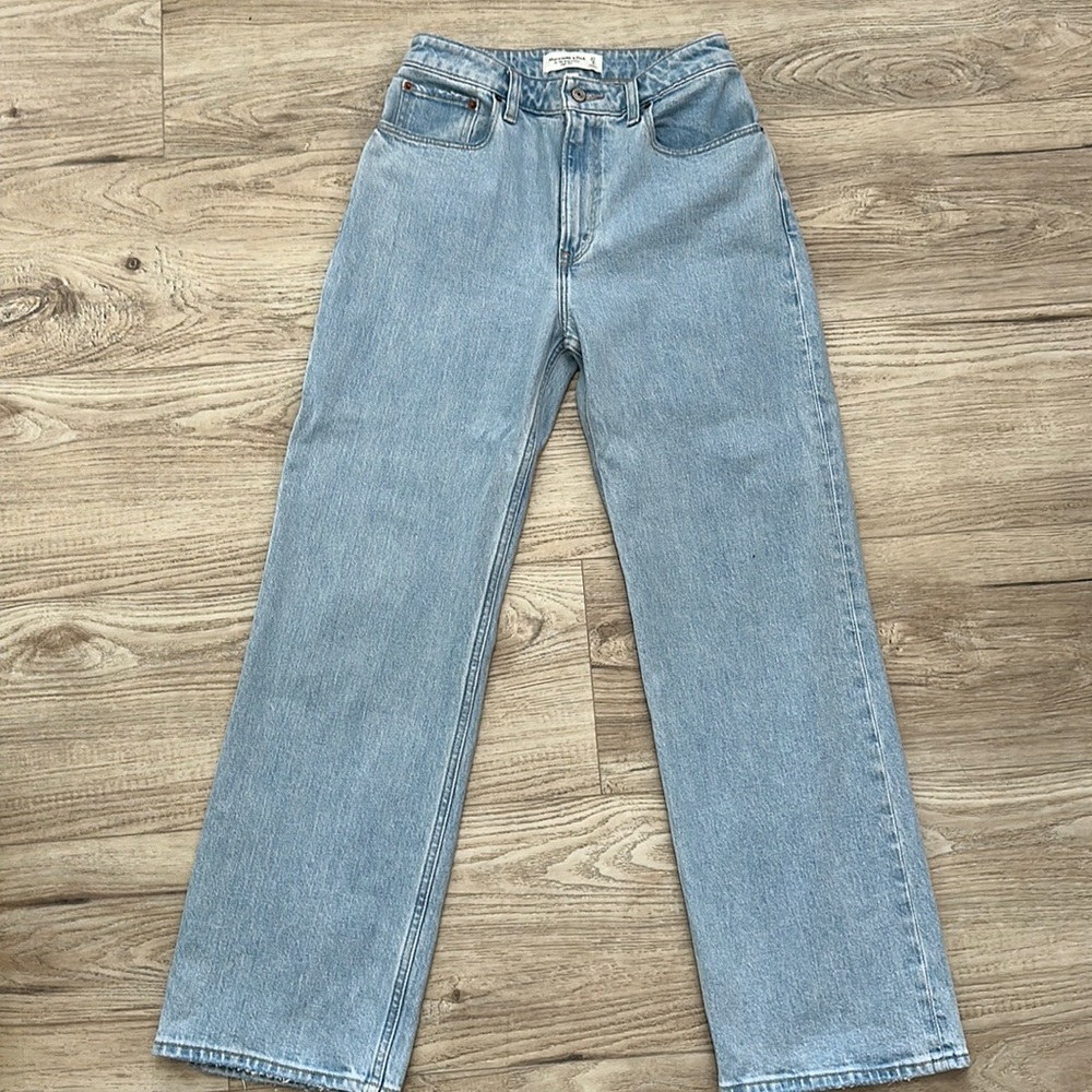 Abercrombie & Fitch “The ‘90s Relaxed Jean High Rise” Curve Love.
